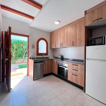 La Casita De Toni En Rotas Con Jardin Y Piscina Дом отдыха *